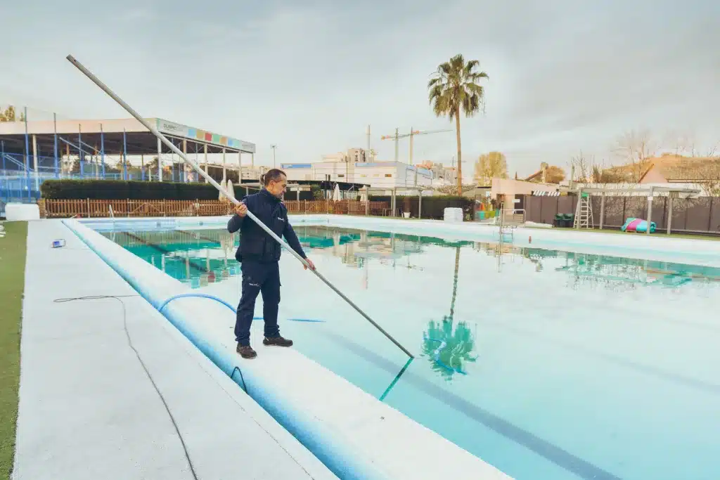 Trabajador realizando labores de limpieza de Mantenimiento de piscinas y jardines en Murcia