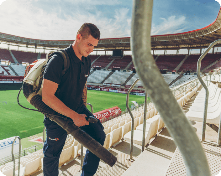 Persona limpiando estadio en Murcia