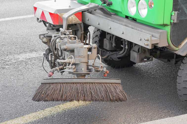 Una maquina de limpieza de viales por las calles de Murcia.