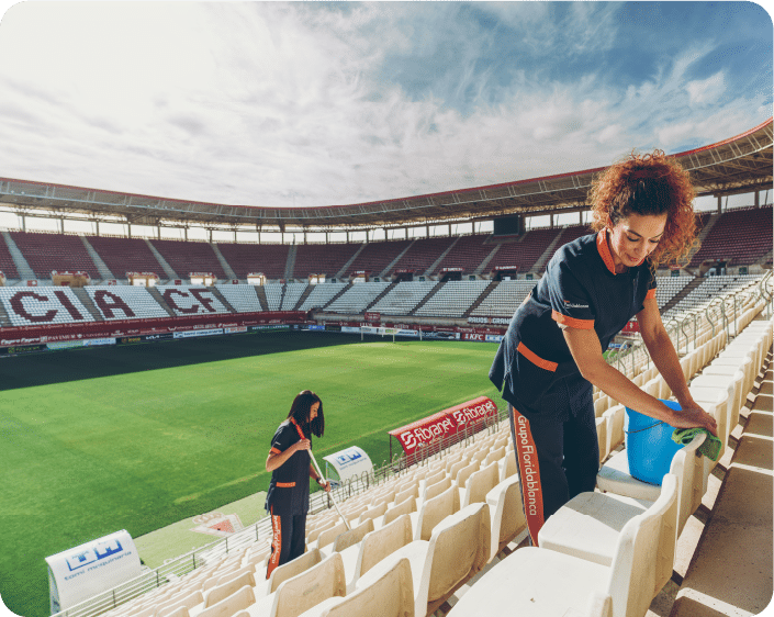Profesional de limpieza trabajando en el estadio del Real Murcia.